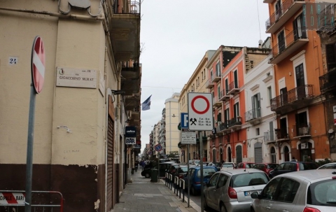 Tra edifici fascisti e case colorate, il rione Libertà che guarda al mare: senza toccarlo